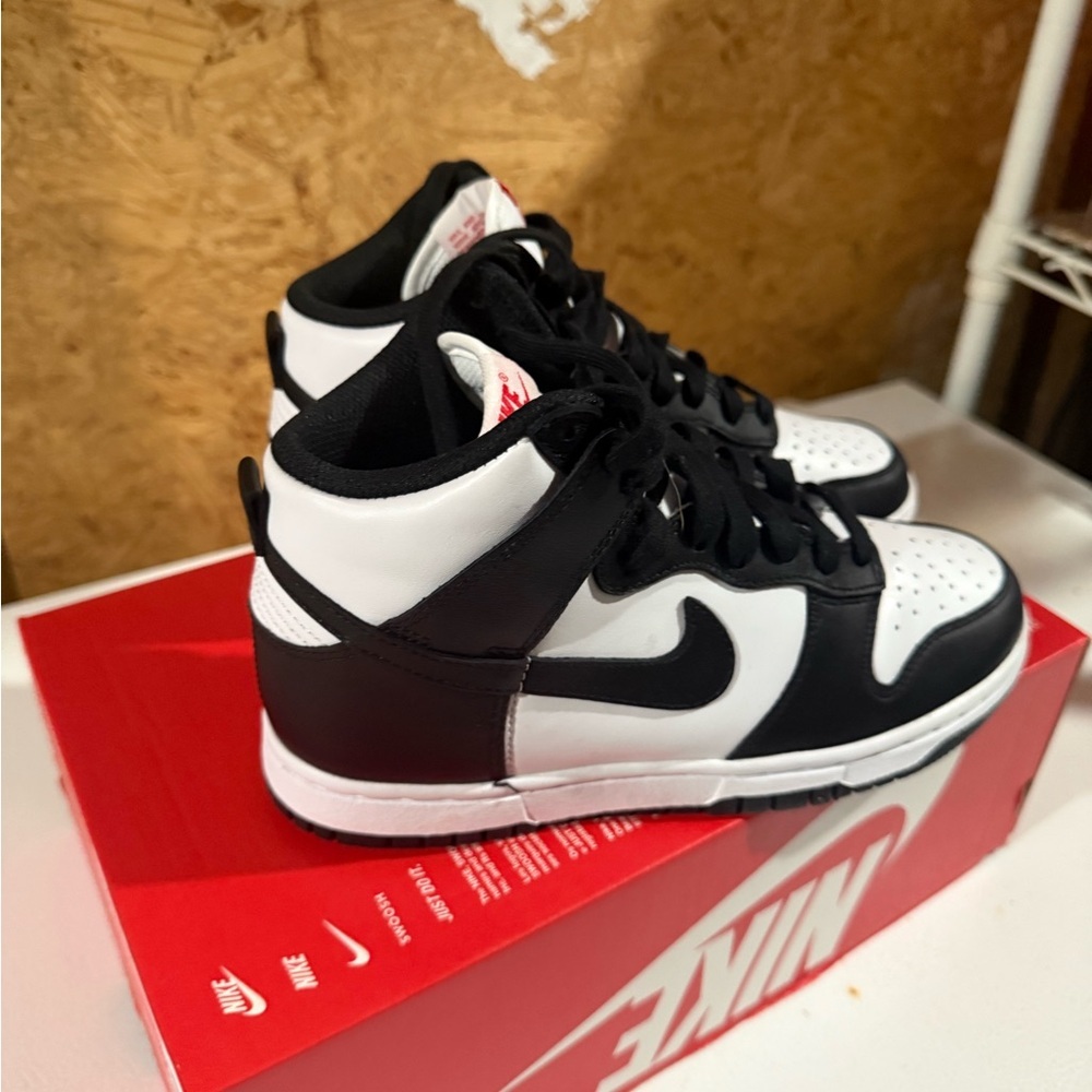 Nike Women’s Dunks - Picture 5 of 6